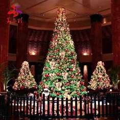 Beleuchteter riesiger künstlicher Weihnachtsbaum für den Außenbereich